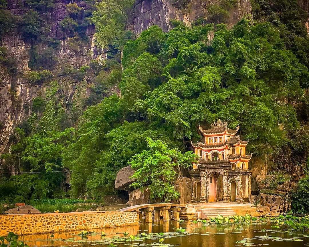 chua nam ben suon nui Cropped